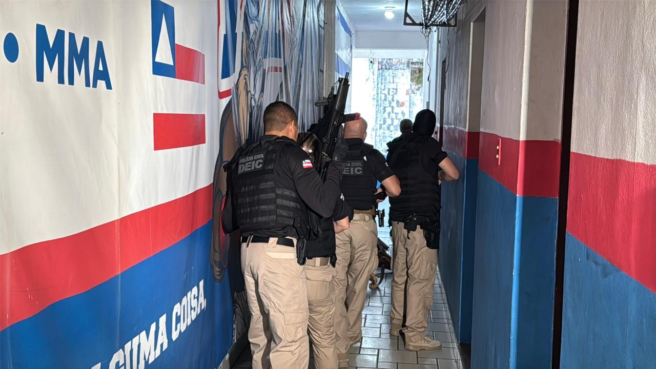 Quatro integrantes de uma torcida organizada do Bahia são presos em operação policial em Salvador
