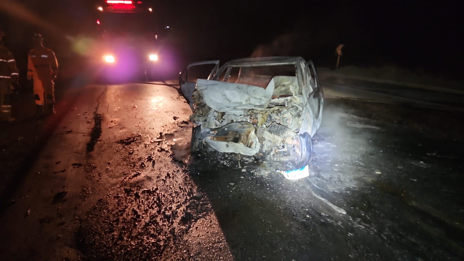 Carreta desvia de veículo na contramão e carros batem de frente na BR-354, em Arcos