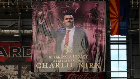Funeral de Charlie Kirk lota estádio no Arizona; público aguarda discurso de Trump - Segundo estimativa do 'The New York Times', mais de 100 mil pessoas participam da cerimônia, que tem esquema de segurança reforçado. Entre os presentes estão figuras de destaque da direita norte-americana, incluindo o dono da Tesla, Elon Musk.