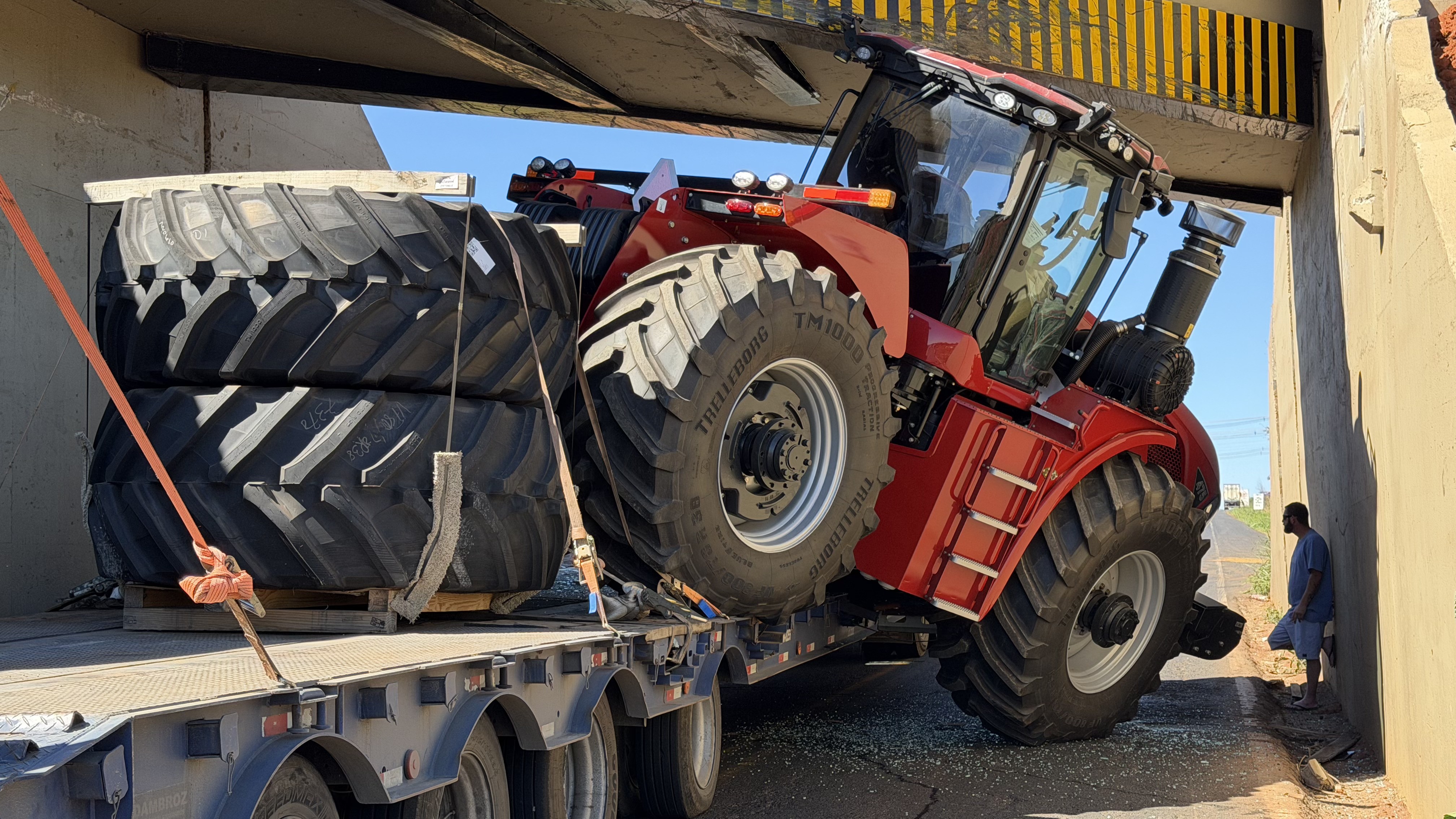 Trator transportado por caminhão cai ao bater em pontilhão e interdita a BR-365 em Uberlândia