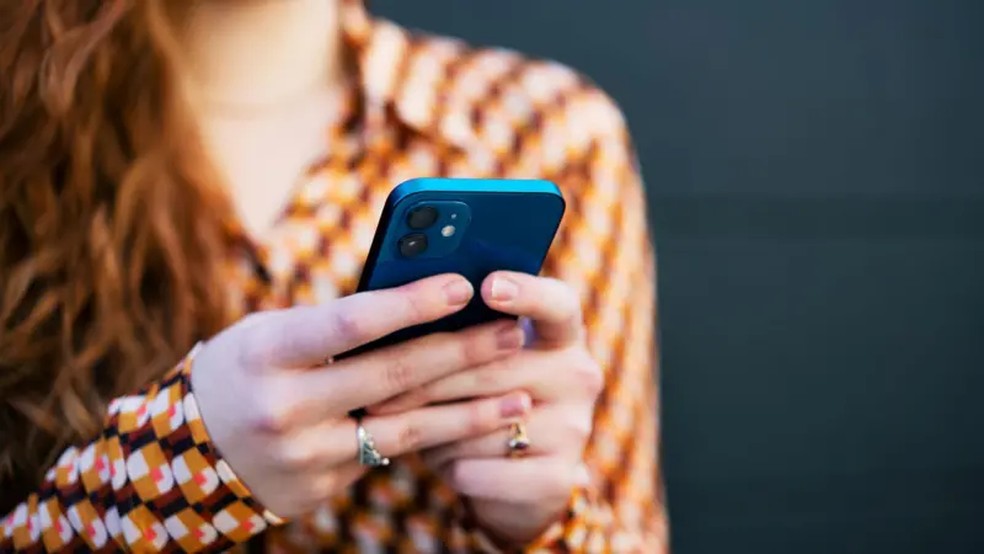 A partir desta sexta-feira (8), o Instagram poderá acessar todo o conteúdo das mensagens diretas, incluindo imagens, vídeos e mensagens de voz — Foto: Getty Images via BBC