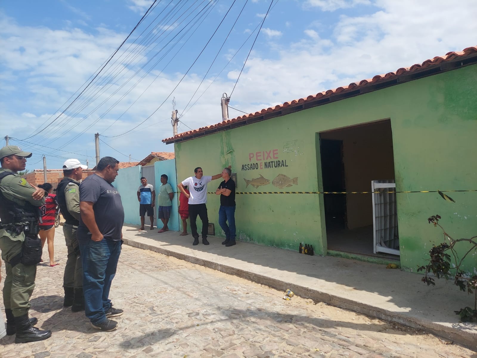 Homem é assassinado a tiros dentro de peixaria em Luís Correia, no litoral do Piauí