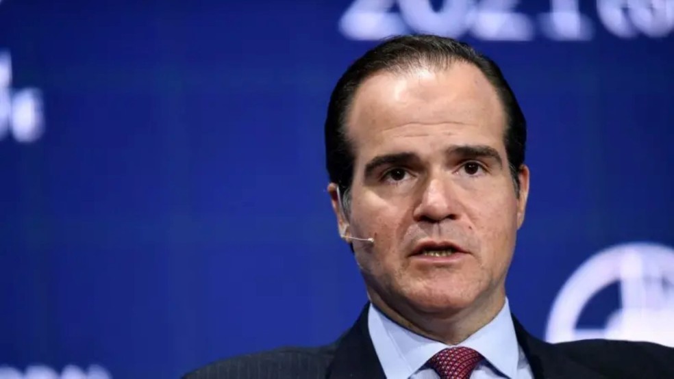 Diversos órgãos de imprensa indicam que o ex-assessor de Donald Trump e ex-presidente do BID, Mauricio Claver-Carone, passou a ser o principal apoiador de Betancourt em Washington — Foto: PATRICK T. FALLON/AFP via Getty Images (BBC)