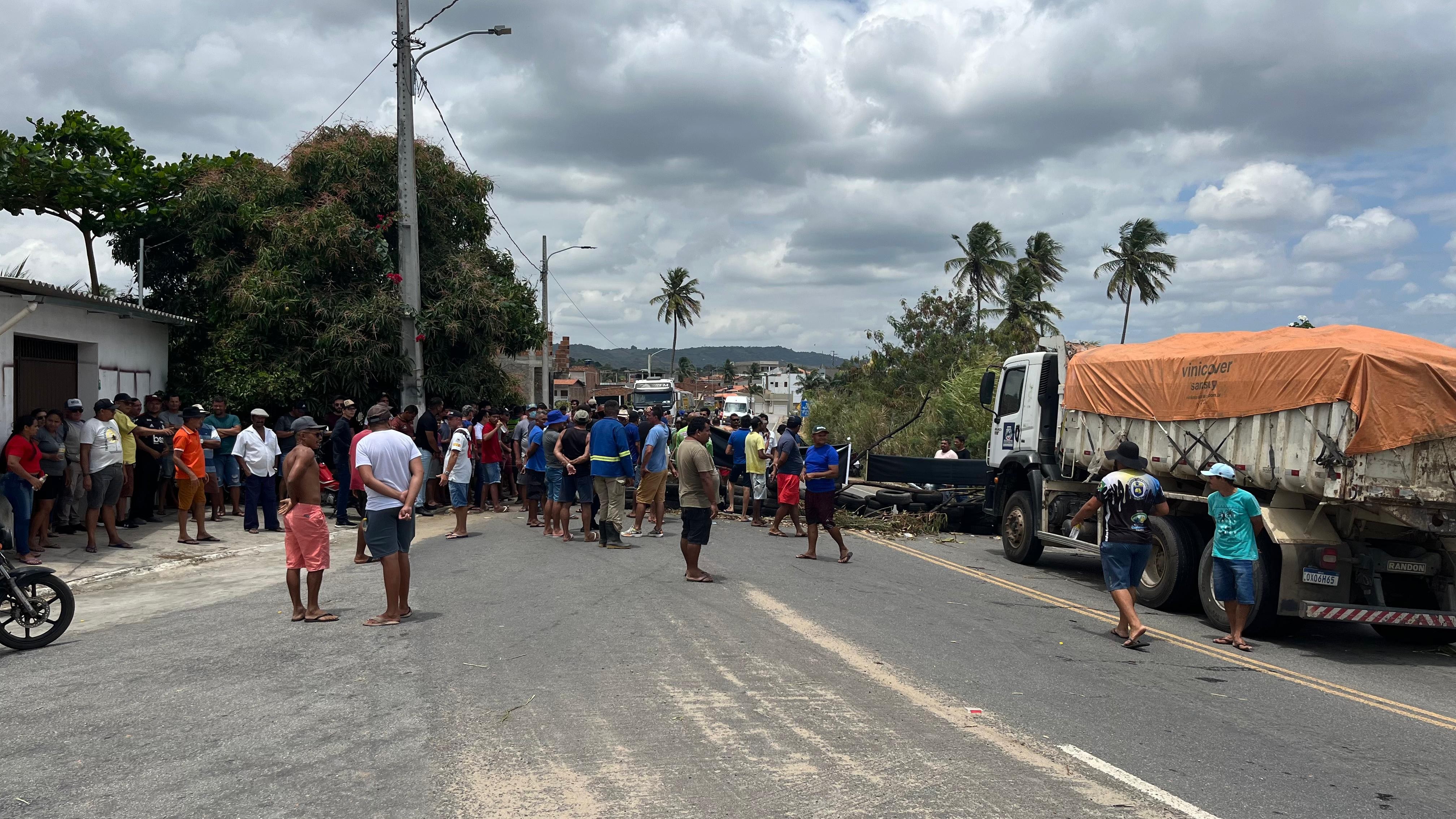 Protesto bloqueia trevo que liga duas das principais rodovias do Brejo paraibano