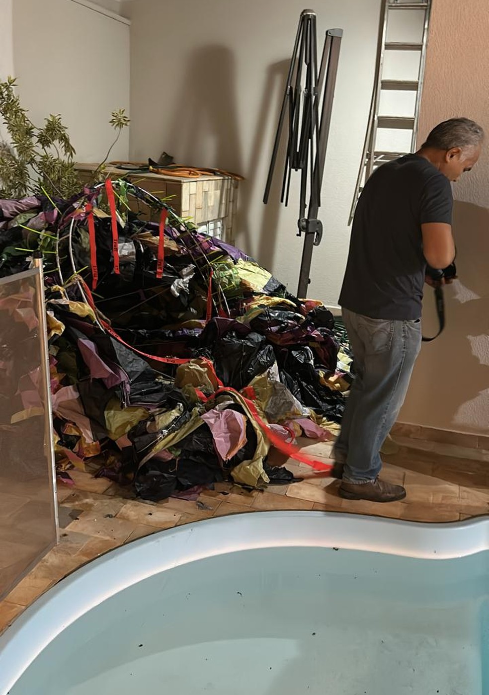 Perícia foi realizada na residência onde um balão caiu neste domingo (3) em Marília — Foto: Arquivo Pessoal