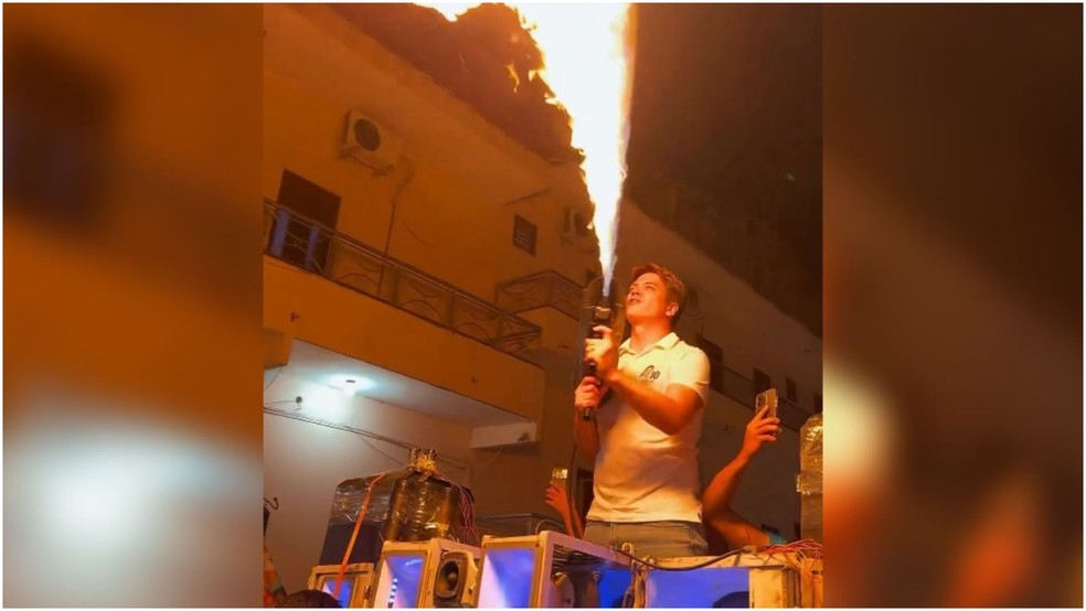 Candidato usa lança-chamas durante ato de campanha e vira alvo de operação da PF — Foto: Reprodução