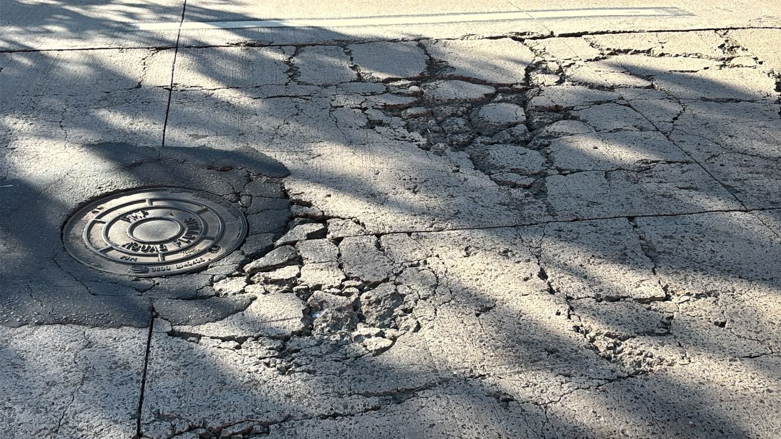 Ruas de concreto com promessa de durar 20 anos esburacam em Piracicaba e prefeitura usa asfalto em remendos