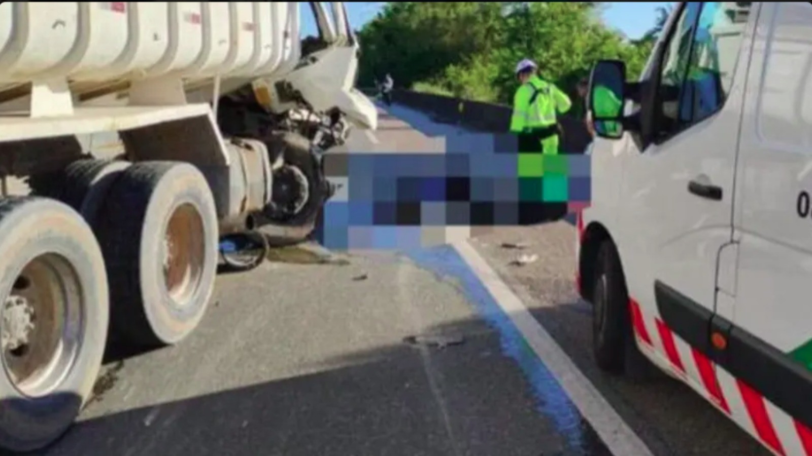 Homem morre e BR-101 fica parcialmente interditada após acidente entre caminhões em Biguaçu