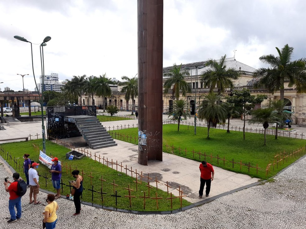 Manifestantes fixam cruzes em frente ao Mercado de São Brás, em Belém, Pará