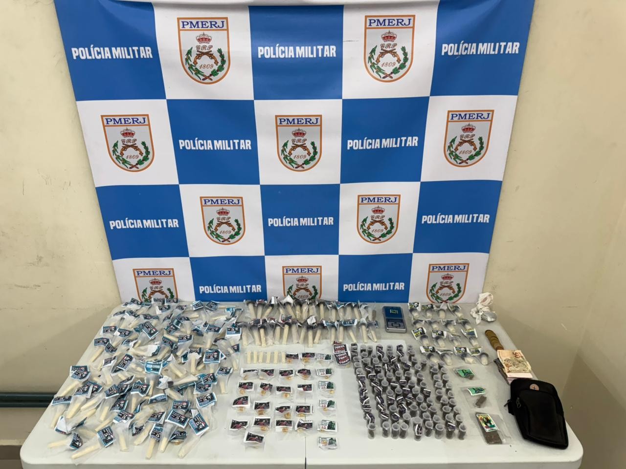 Dois adolescentes são apreendidos com drogas em Volta Redonda