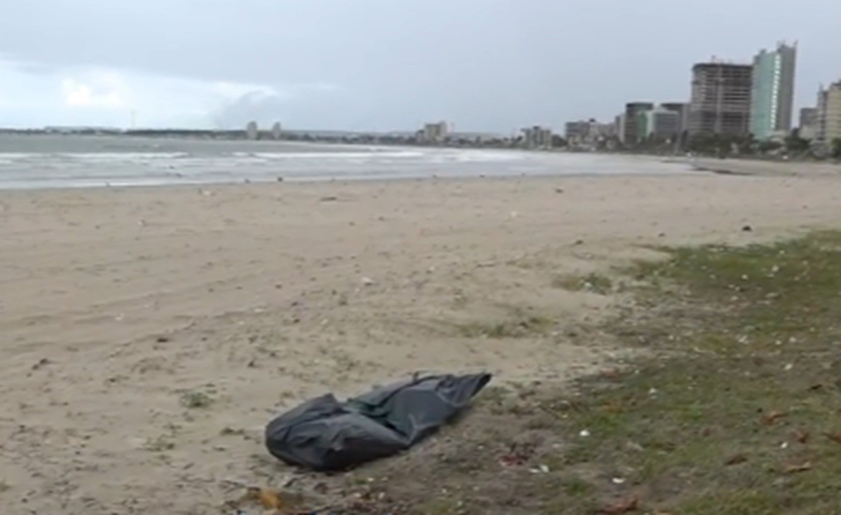 Polícia Militar encontra corpo em trecho da Praia da Avenida, em Maceió