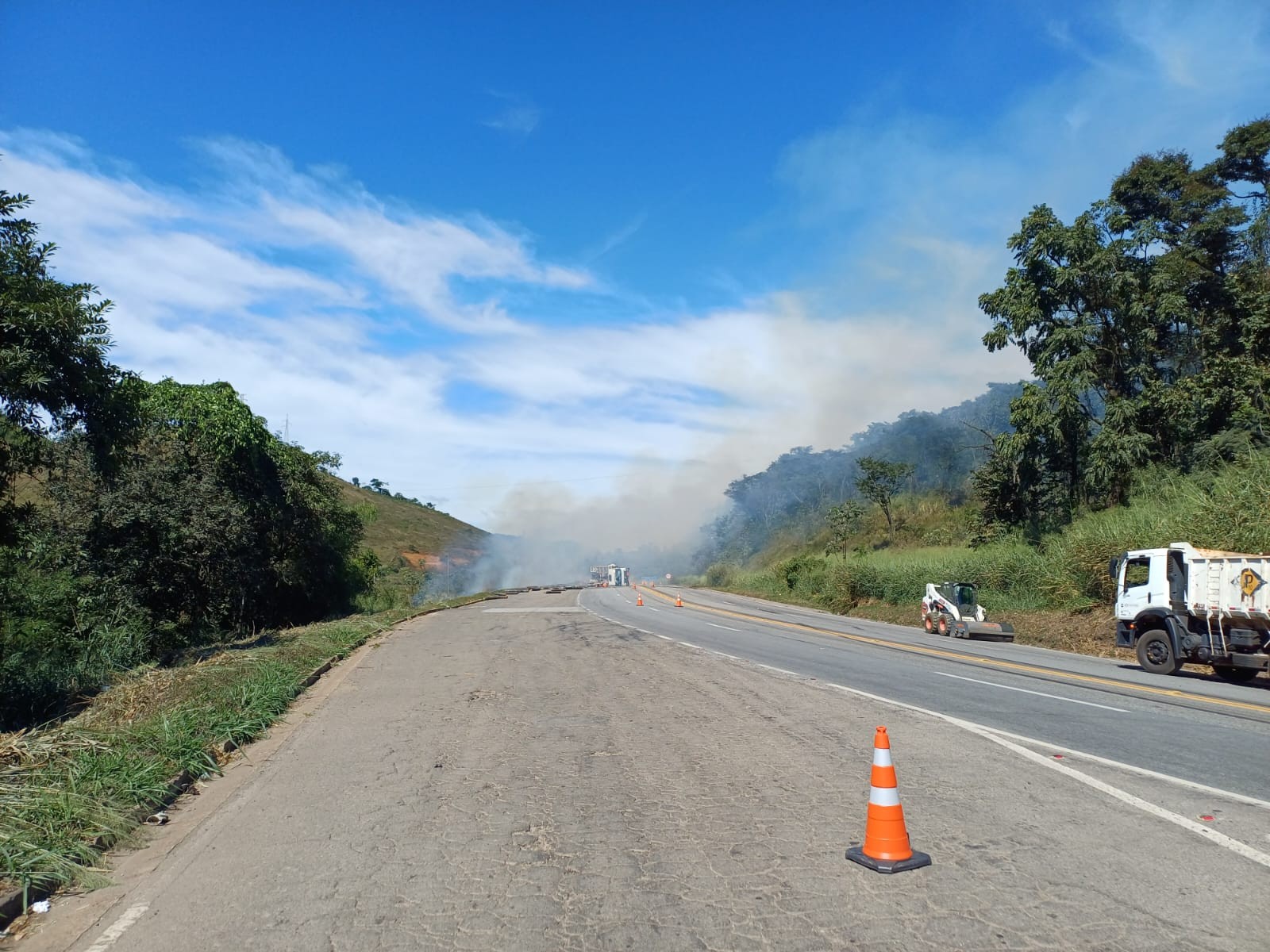 Carreta carregada com gás tomba e pega fogo na BR-040, em Juiz de Fora; rodovia está interditada nos dois sentidos