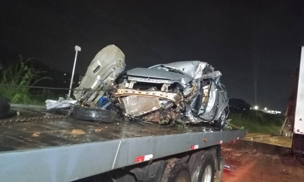 Jovem morre após batida entre carro e carreta no interior da Bahia; veículo ficou retorcido