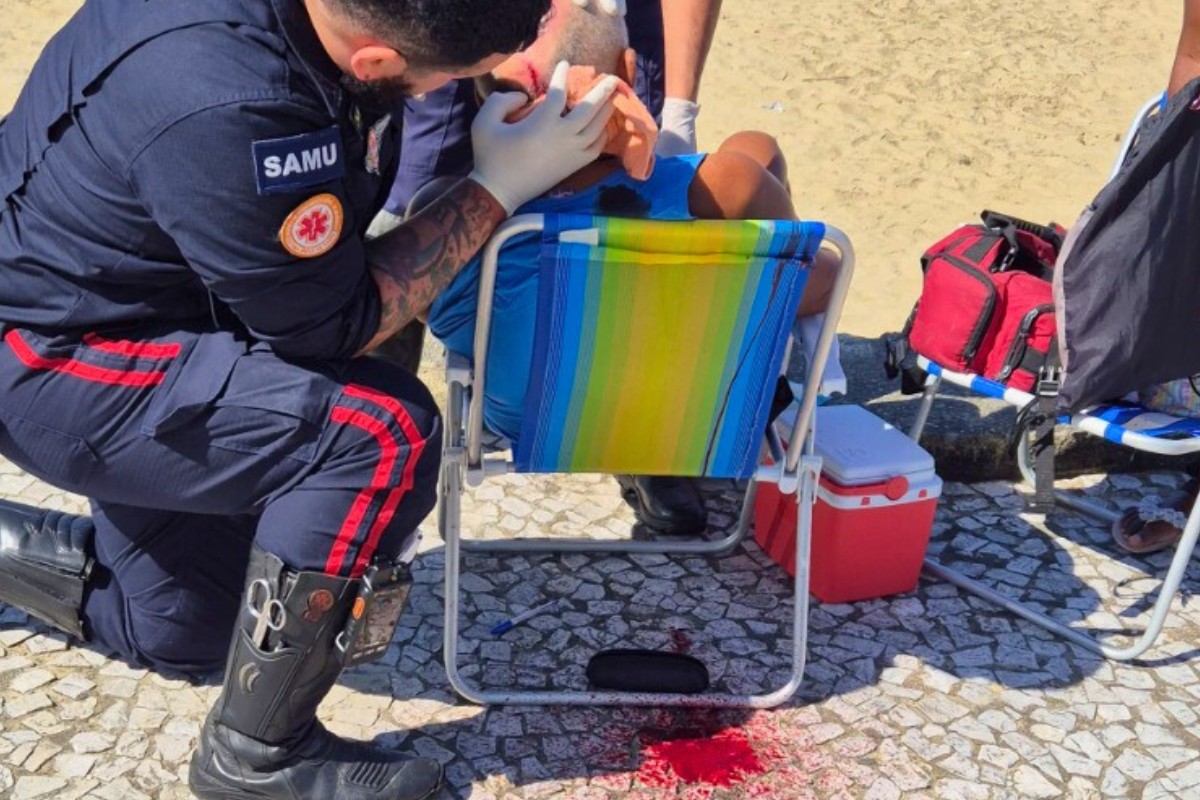 Vídeo mostra idoso levando pedrada na  cabeça enquanto observava o mar; vítima está em estado grave