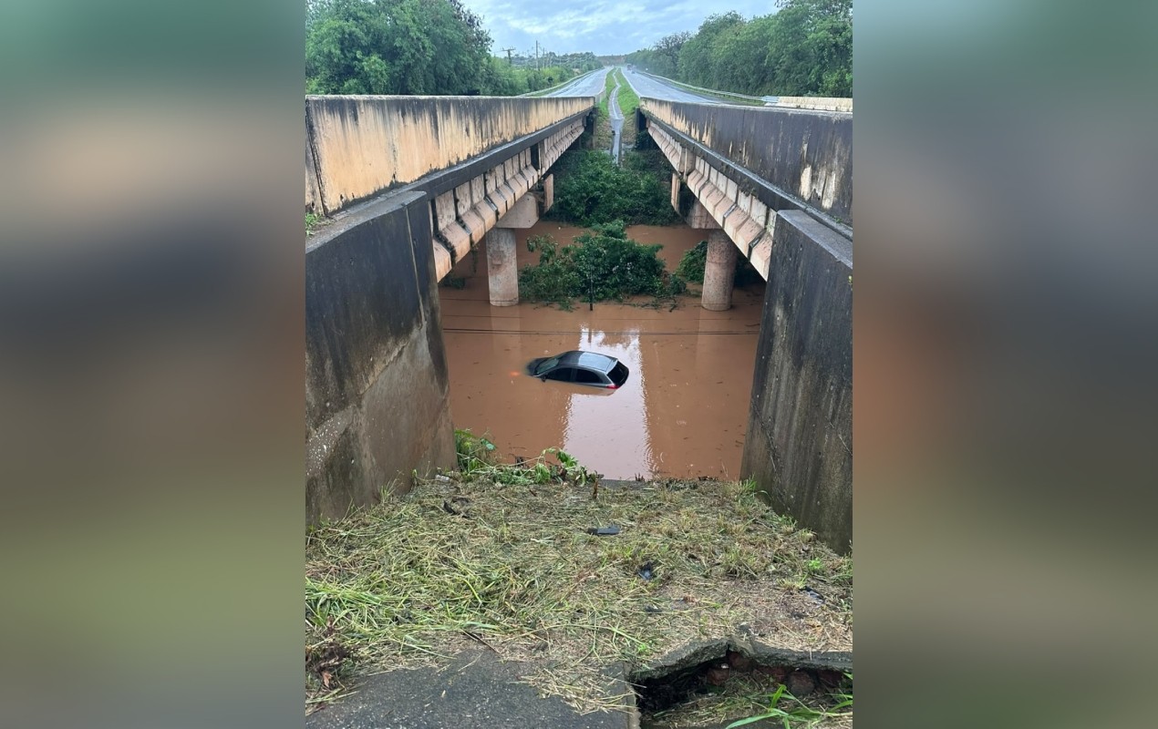 VÍDEO: carro fica submerso em trecho alagado da Raposo Tavares no interior de SP