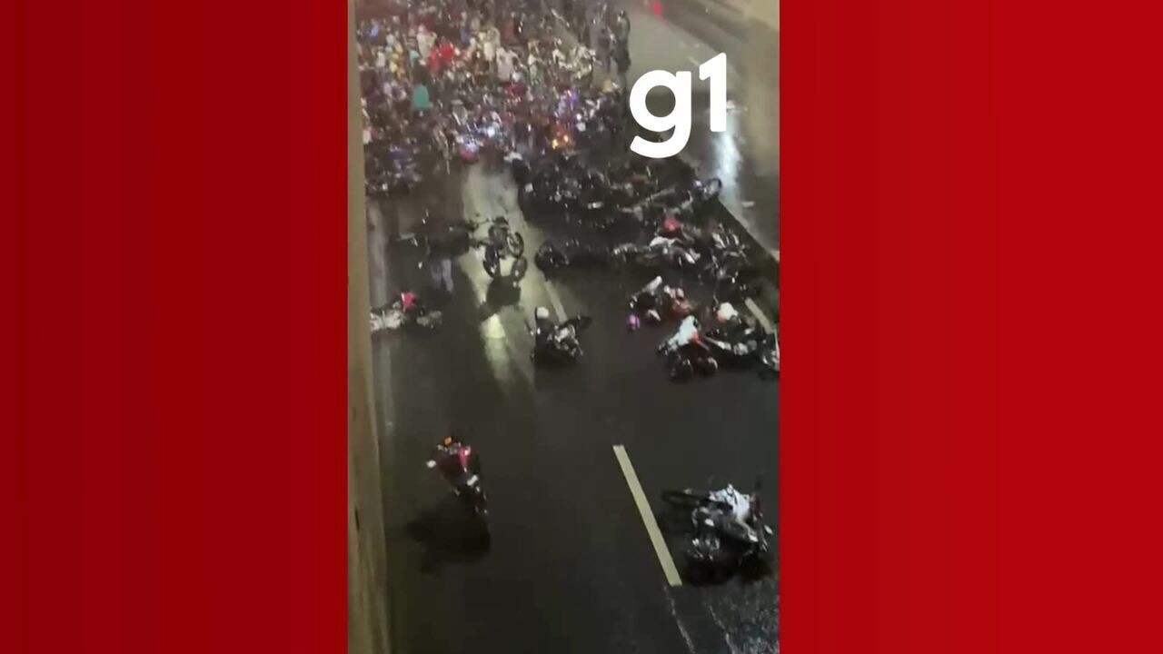 VÍDEO: cerca de 250 motociclistas fazem 'rolezinho de Natal' e polícia bloqueia trincheira para abordagem em Cuiabá