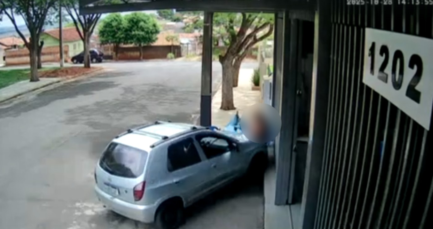 VÍDEO: marido invade calçada com carro e joga veículo em esposa, no Paraná