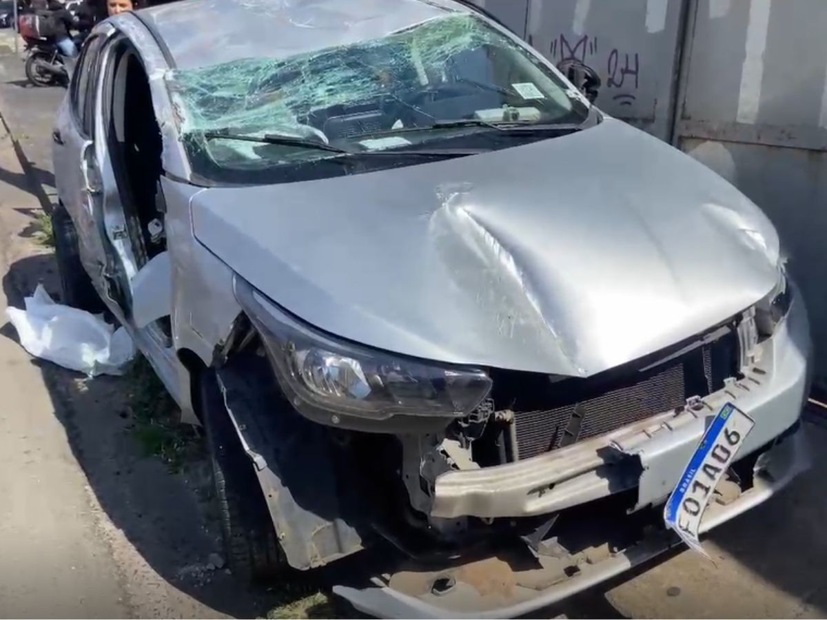 Carro capota após batida, deixa ferido e bloqueia rua em Campinas