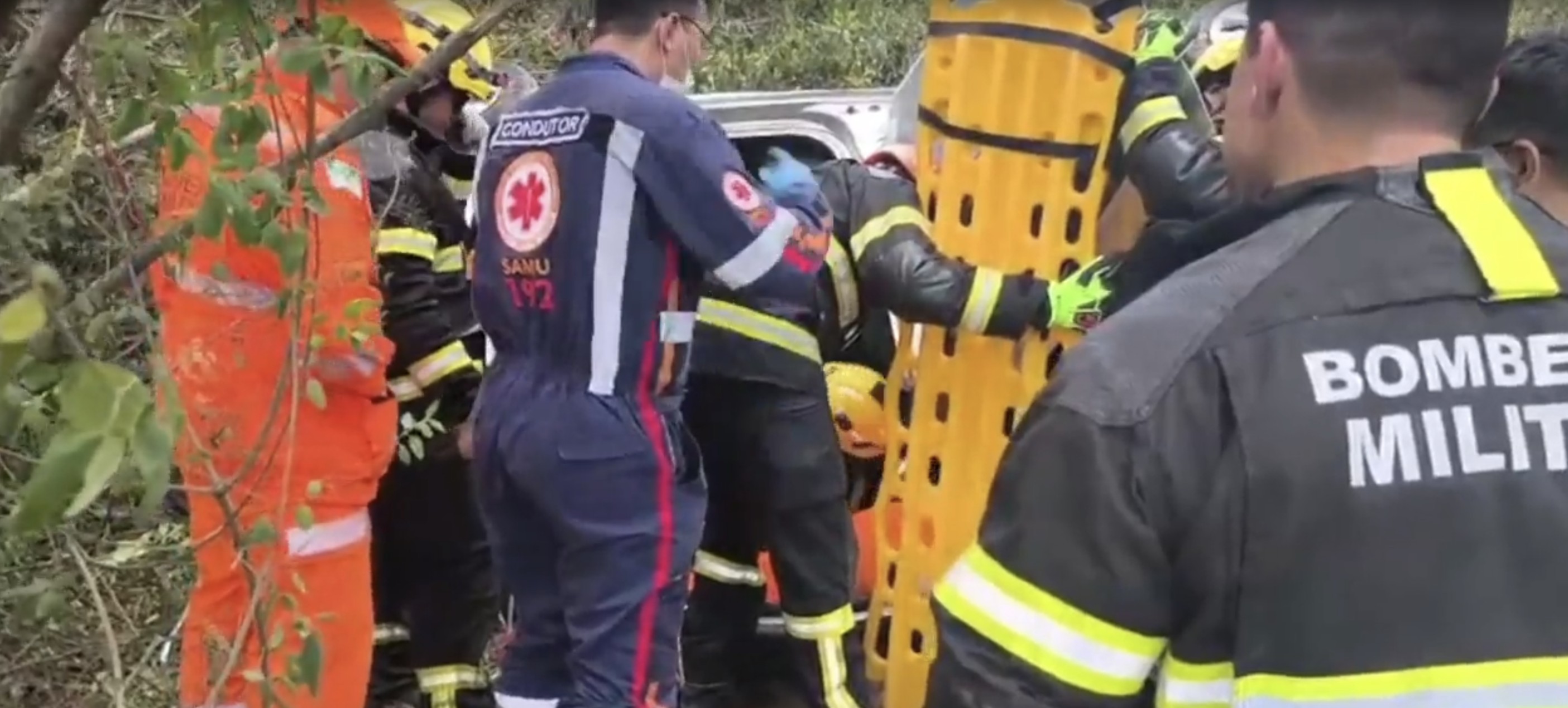 Motorista fica preso às ferragens após capotar carro na BR-101, na Grande Natal