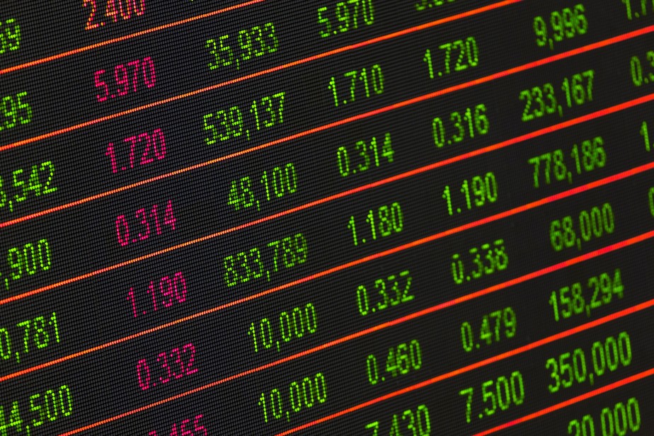 Dólar e Ibovespa fecham em leve queda enquanto mercado ainda digere juros local e discurso do Fed