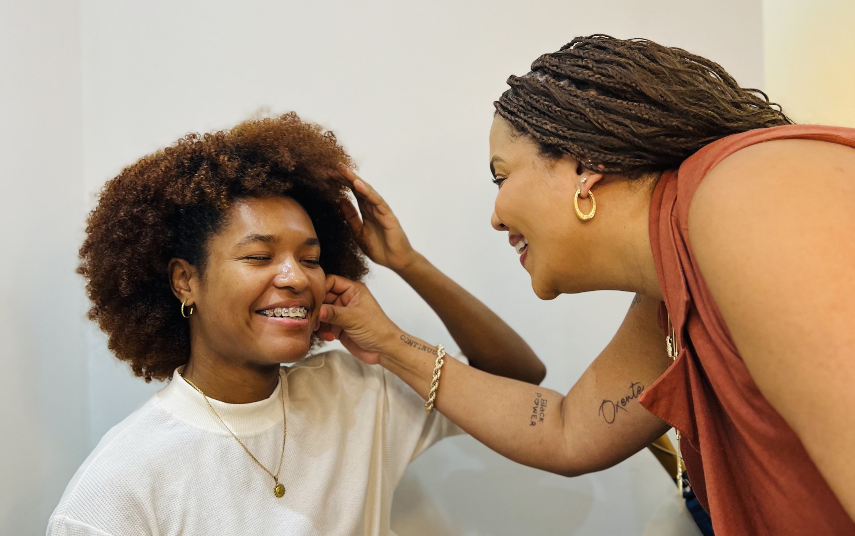 Projeto seleciona mulheres negras em vulnerabilidade social para receber tratamento de pele gratuito em Salvador