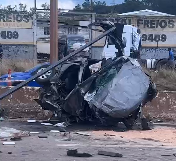 VÍDEO: caminhão causa acidente com vários veículos e interdita Anel Rodoviário de BH