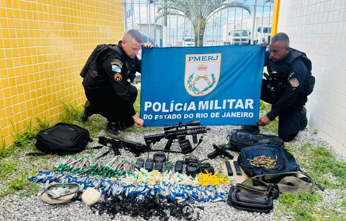 Polícia apreende armas, drogas e veículos após confronto em Macaé