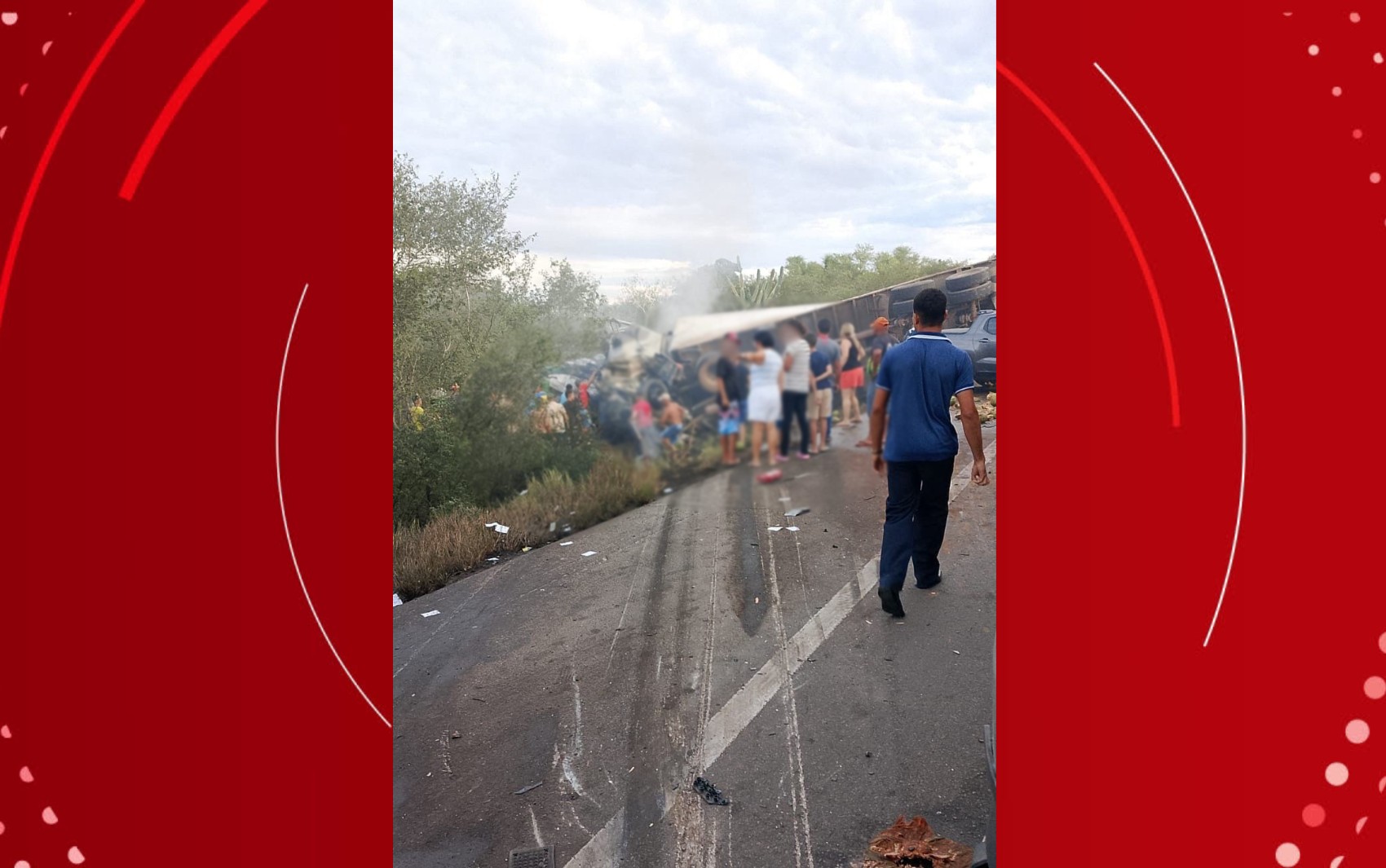 Oito pessoas morrem após colisão entre van e caminhão na BR-116