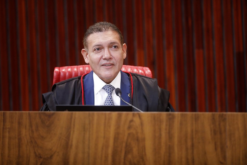 PGE pede que o TSE derrube decisão que suspendeu divulgação de pesquisa sobre Flávio Bolsonaro