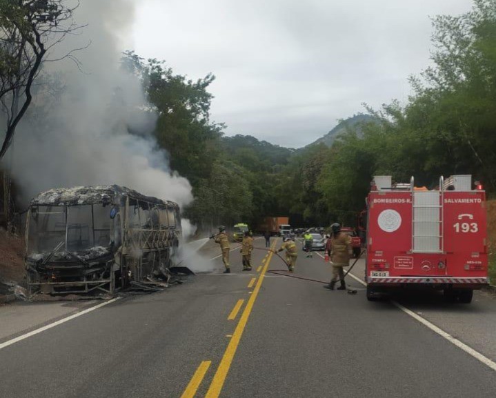 Ônibus pega fogo na BR-116, em Sapucaia