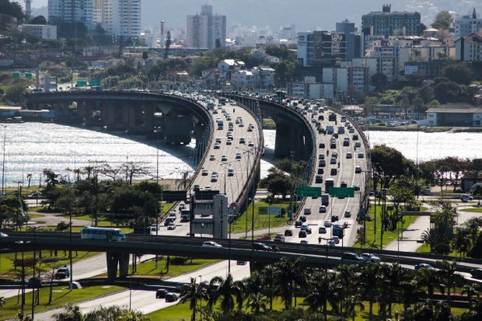 Pontes Pedro Ivo Campos e Colombo Salles marcam a ligação do continente com a Ilha de Santa Catarina, onde fica Florianópolis — Foto: Cristiano Estrela/ Secom