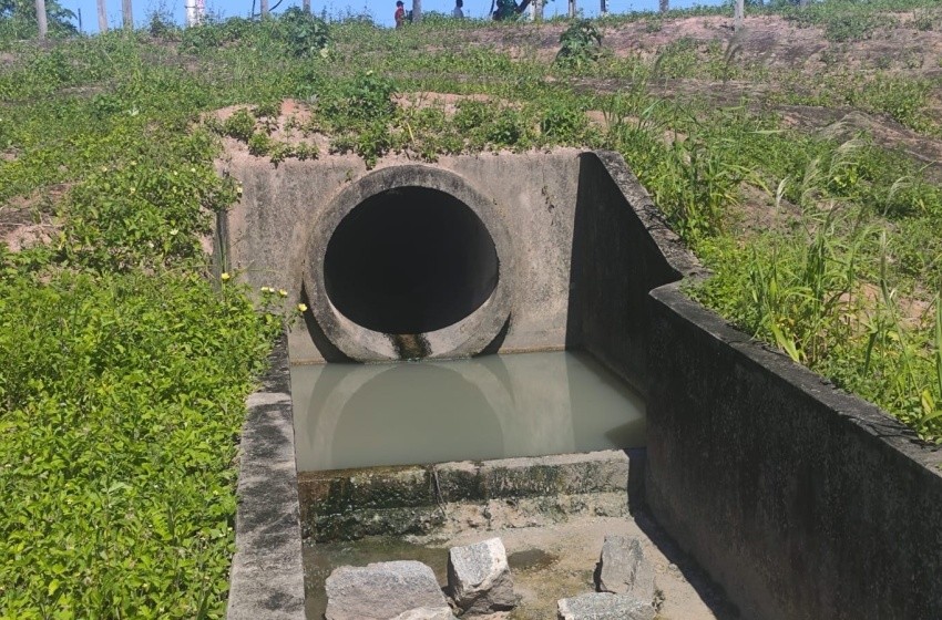 Fiscalização autua empresa por despejo irregular de esgoto em lagoa no Benedito Bentes, em Maceió