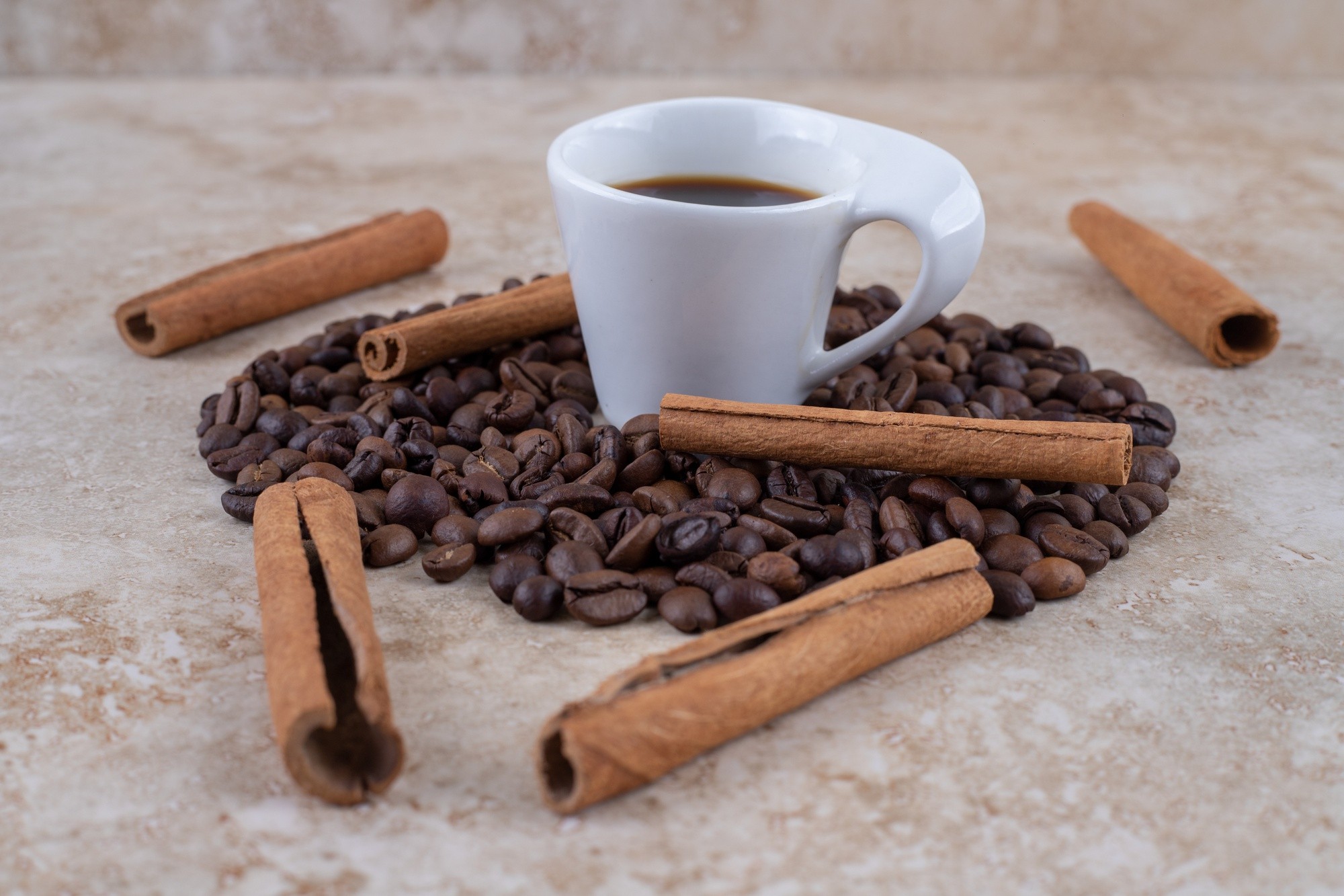 Colocar canela no café realmente ajuda a queimar gordura? Conheça as propriedades e os riscos desse hábito