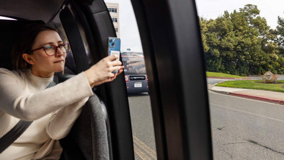 Mulher registra passeio em carro autônomo da Amazon — Foto: Divulgação/Amazon