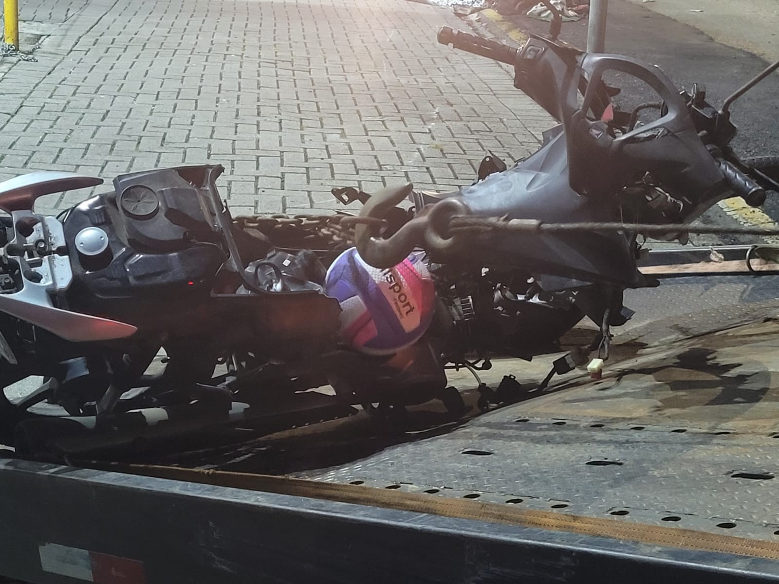 Batida entre moto e caminhonete mata uma mulher e deixa irmã dela em estado grave, em São José dos Pinhais