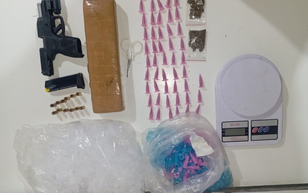 Arma e drogas foram apreendidas após confronto em São Gonçalo dos Campos — Foto: Polícia Militar