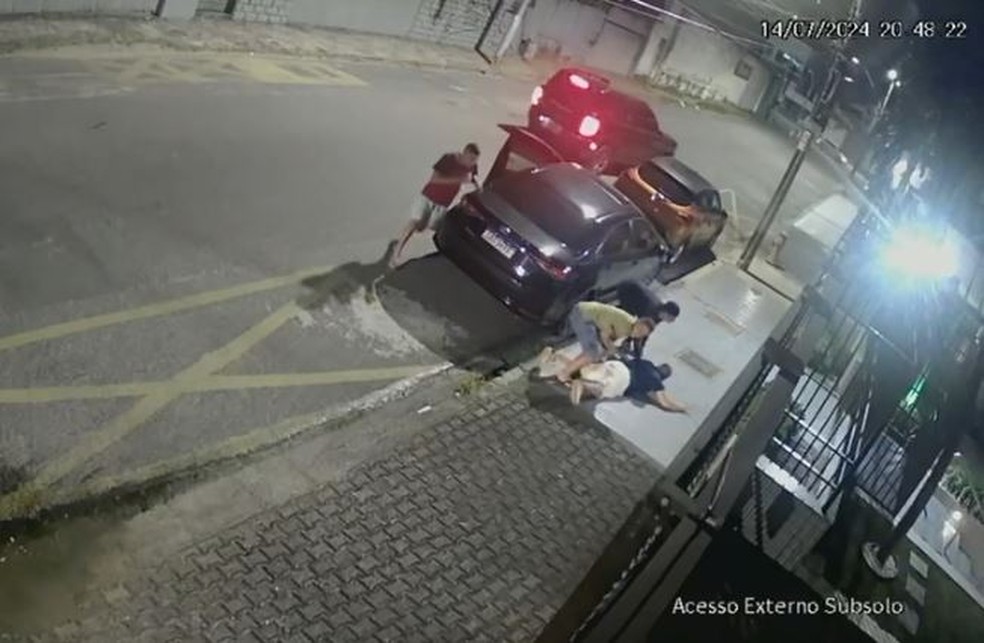 Grupo rende delegado e rouba arma do agente no Bairro de Fátima, em Fortaleza. — Foto: Repodução