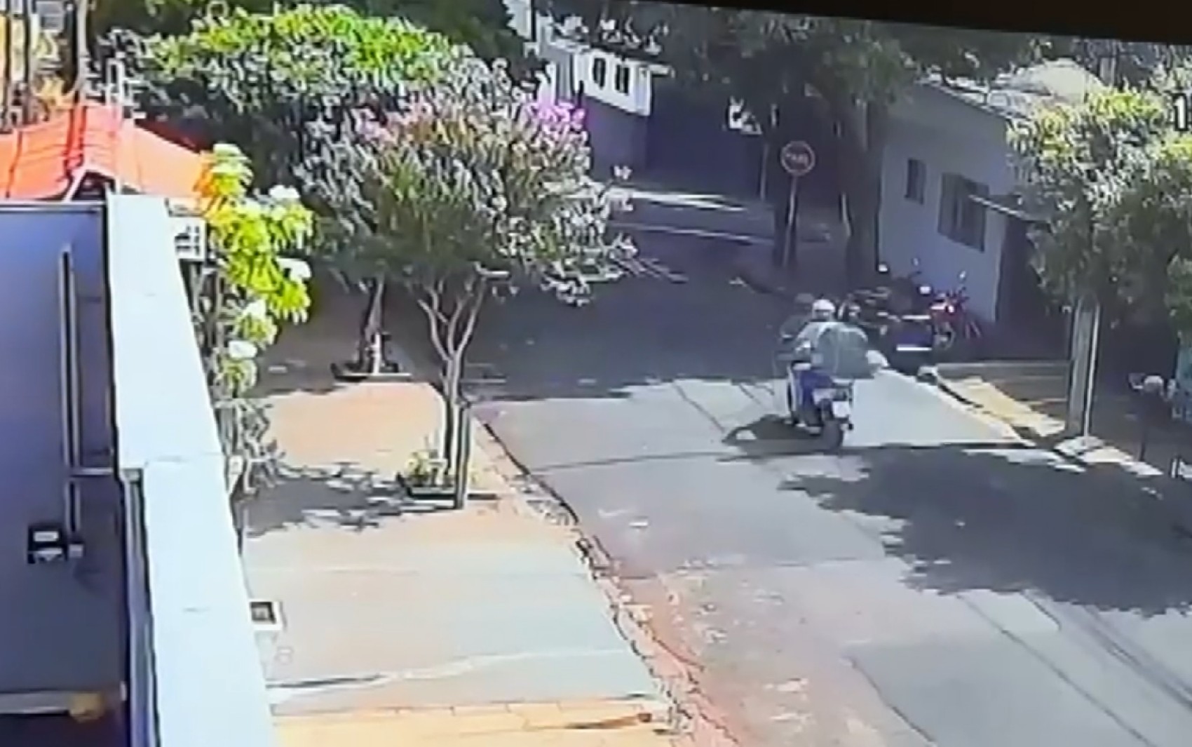 Suspeito morre após moto atingir carro enquanto fugia da polícia em Ribeirão Preto; VÍDEO