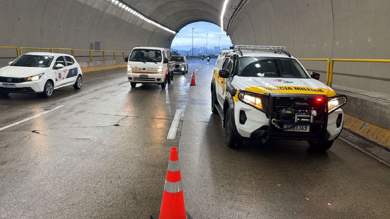 Homem morre após cair de motocicleta enquanto atravessava túnel de Florianópolis