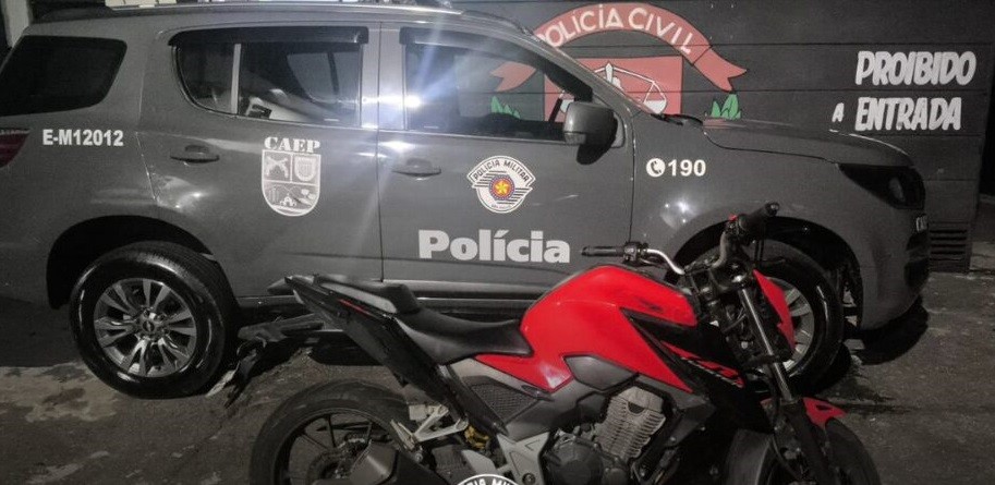 Polícia prende suspeito e apreende menor por roubo e porte ilegal de arma em Itaquaquecetuba