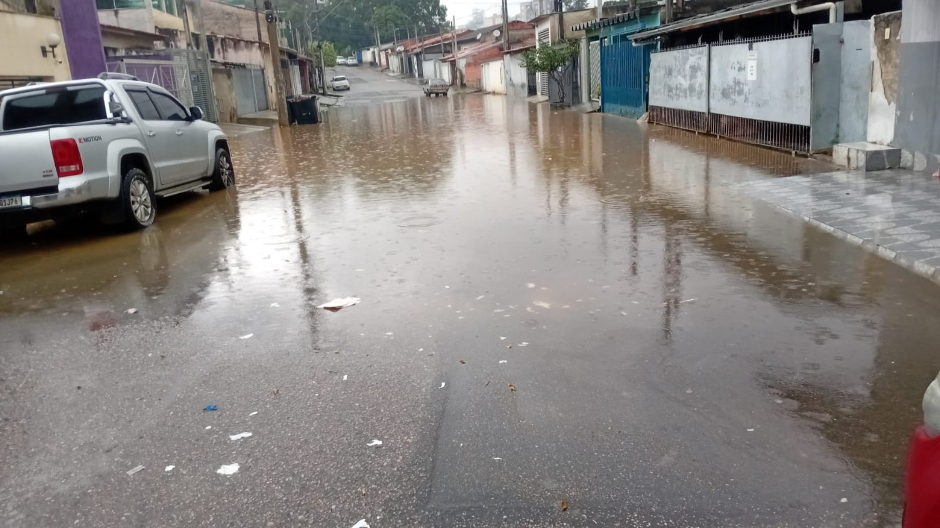 Chuva invade casas, interdita avenida e eleva nível do Rio Sorocaba
