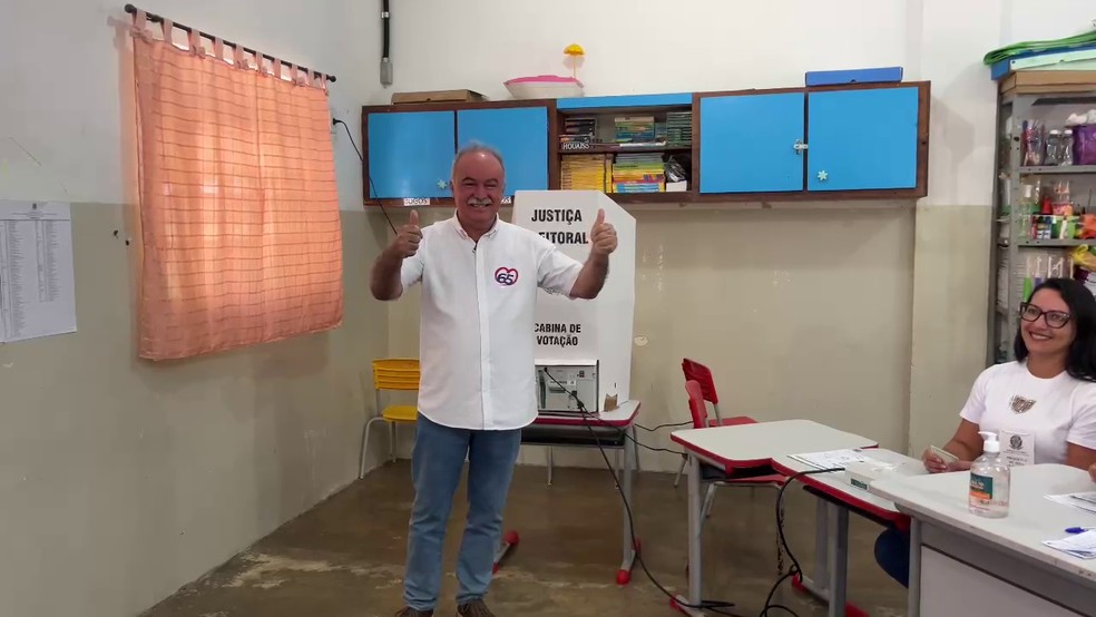 Candidato à Prefeitura de Campina Grande Inácio Falcão votou por volta das 12h — Foto: Carol Araújo/Inácio Falcão/Divulgação