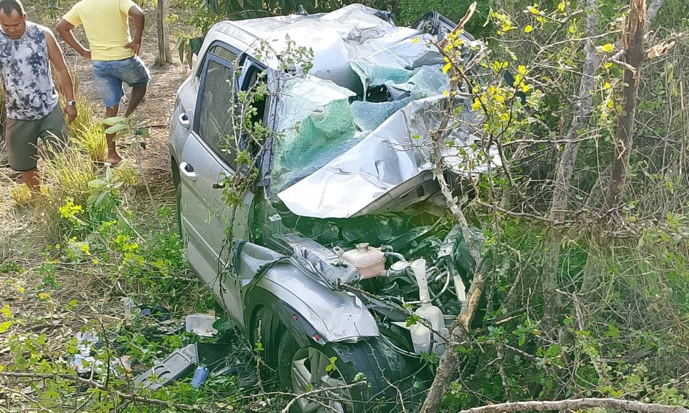 Após o impacto, o veículo saiu da pista, tombou e começou a pegar fogo — Foto: Divulgação/Brigada Anjos Jacuipenses