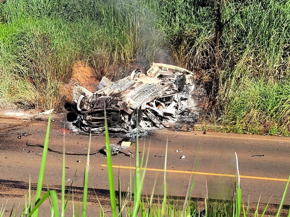 Carro ficou completamente destruído pelas chamas — Foto: Redes sociais/Divulgação
