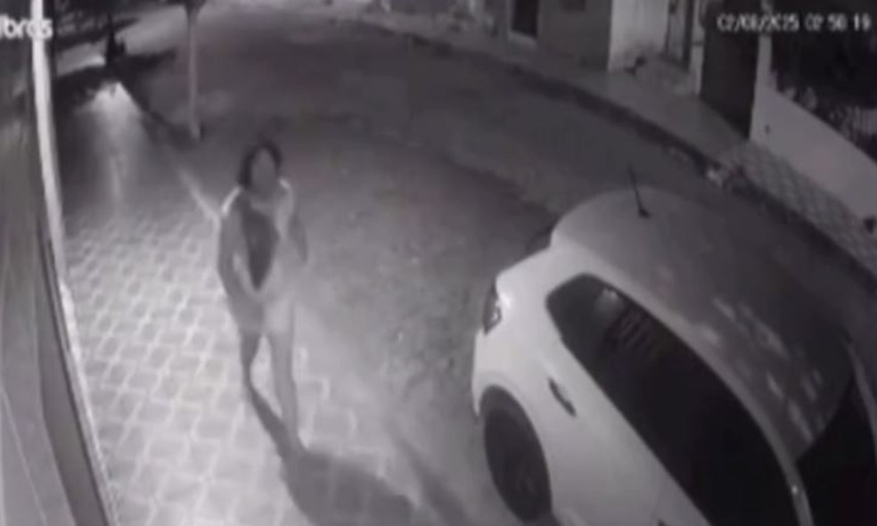 Mulher saiu nas ruas de Quixeramobim em busca de ajuda após ser ferida pelo companheiro com quatros facadas. — Foto: Reprodução
