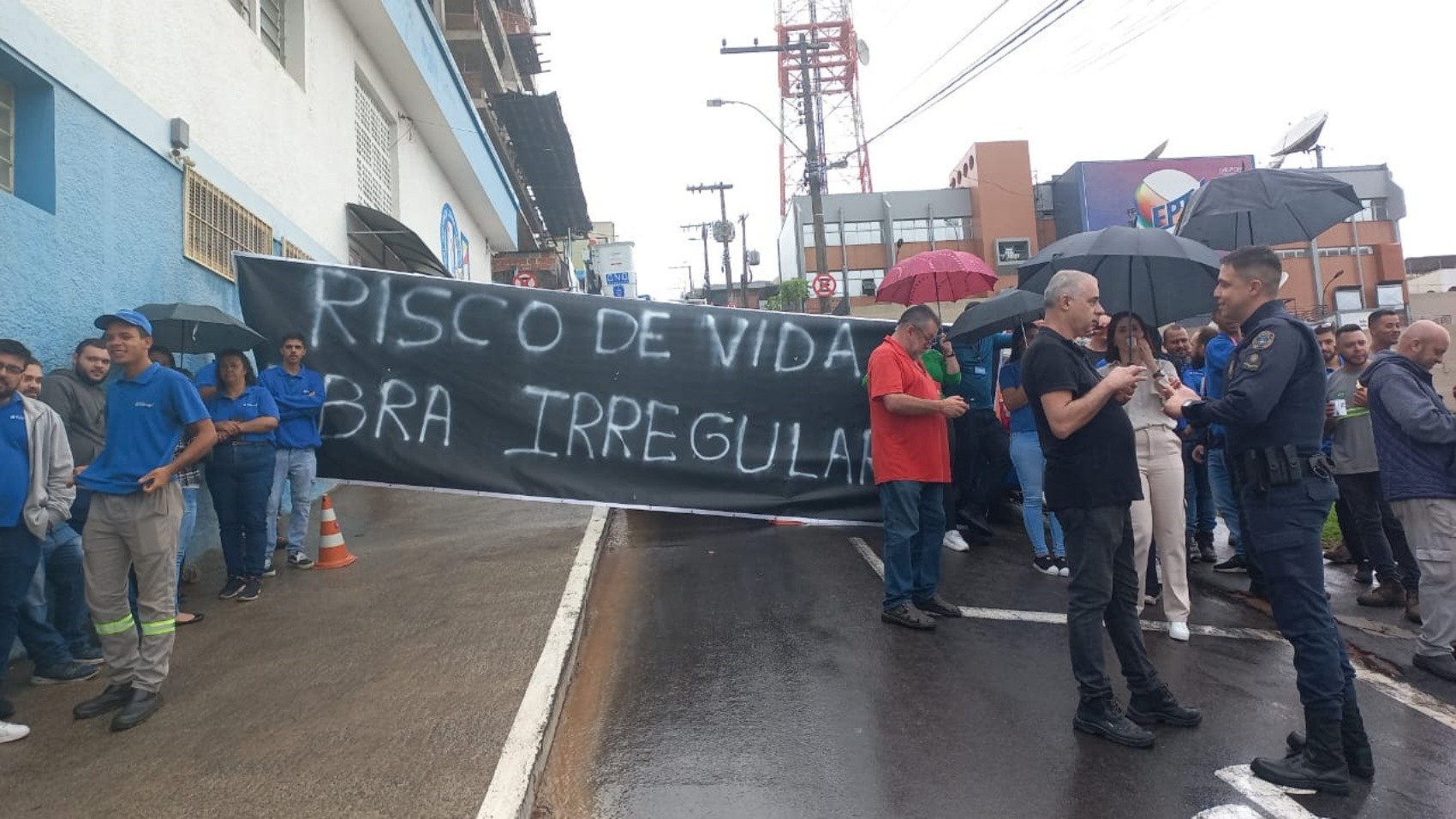 Funcionários protestam por mais segurança em obra de prédio vizinho no Centro de Varginha, MG