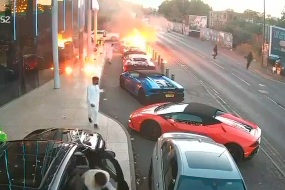Carro em chamas em Birmingham — Foto: X /Reprodução