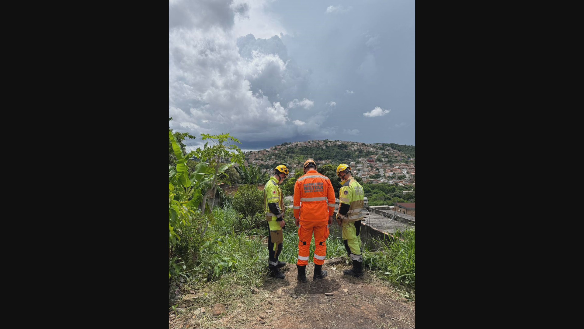 Polícia atende chamado contra idoso que ameaçou filha com faca em BH e descobre corpo enterrado no quintal de casa