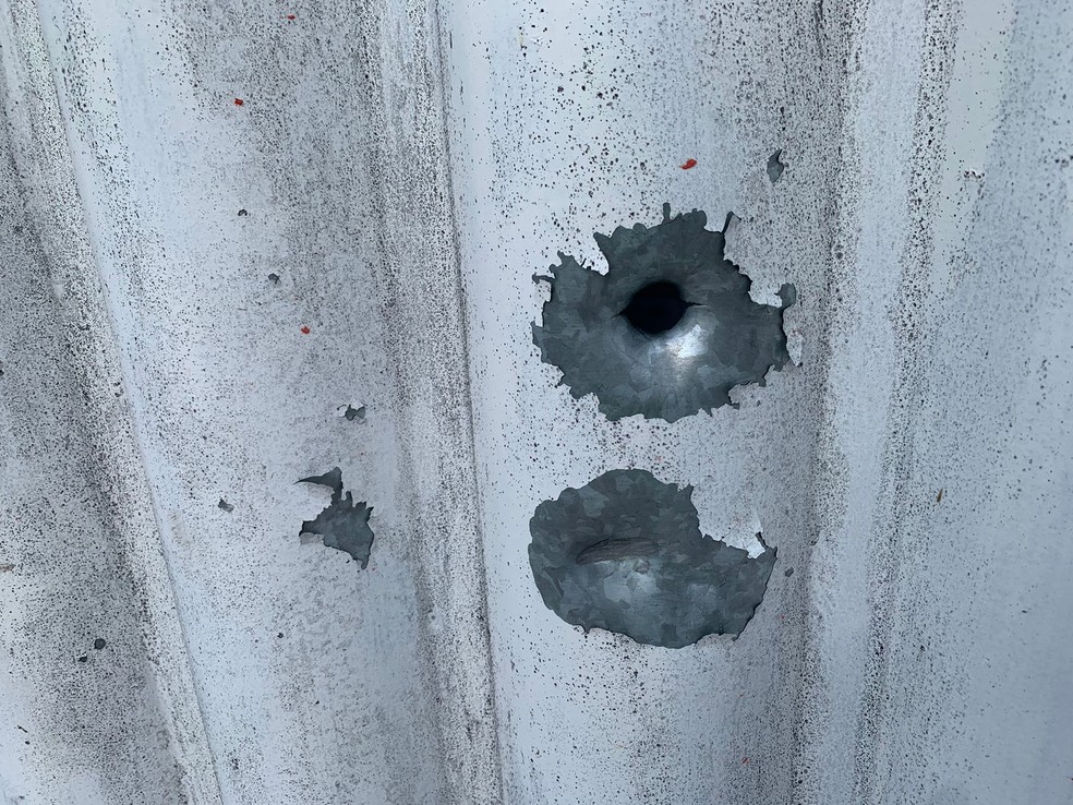 Marcas de tiros em port&atilde;o de casa alvo de criminosos em Parnamirim, na Grande Natal &mdash; Foto: Gustavo Brendo/Inter TV Cabugi