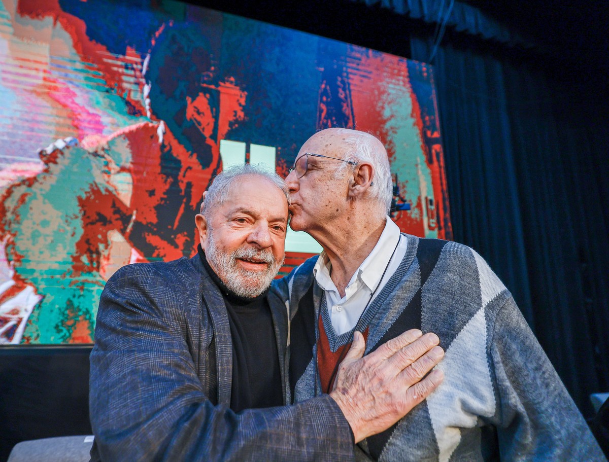 Without citing the CPI, Lula states that Father Júlio's work is ...
